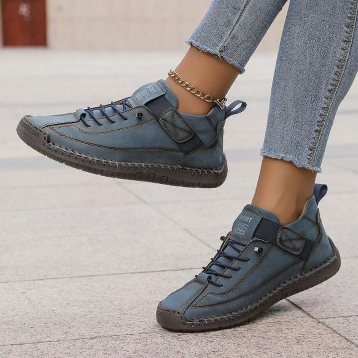 Zij-aanzicht dames orthopedische enkellaarsjes met stevige stiksels, casual veterschoenen met comfortabele pasvorm.
