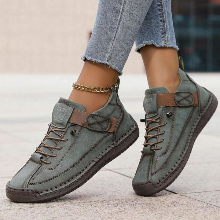 Detail van comfortabele stiksels op dames orthopedische enkellaarsjes, duurzame casual sneakers voor loopcomfort.