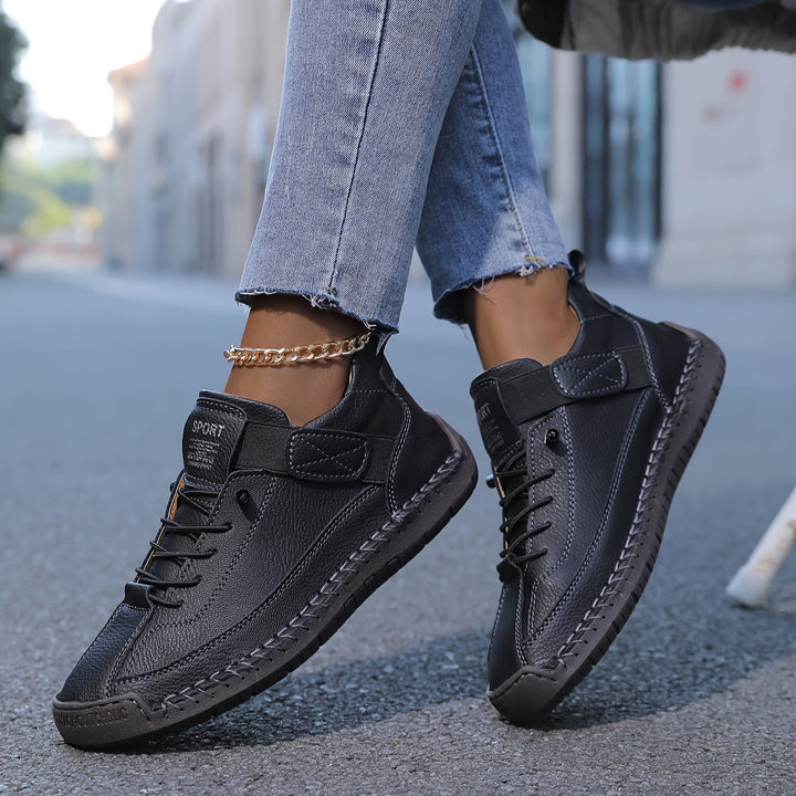Comfortabele dames enkellaarsjes met orthopedische voetondersteuning en stijlvolle stiksels, perfect als casual sneakers.