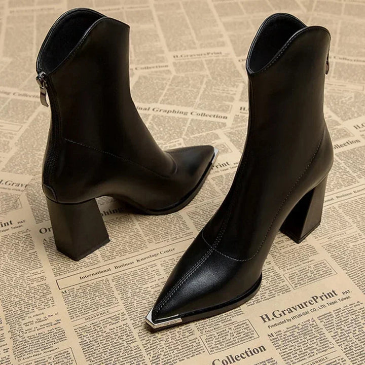 Ga comfortabel de winter in met deze modieuze orthopedische dames enkellaarzen in westerse stijl.