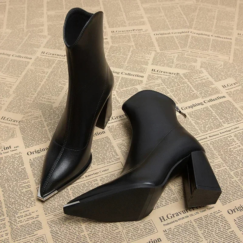Orthopedische dames enkellaarzen met comfortabele blokhak, voor stabiliteit en stijl in de winter.