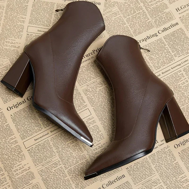 Warme winterse enkellaarzen voor dames, met orthopedische zolen, fleecevoering en stijlvolle westerse look.