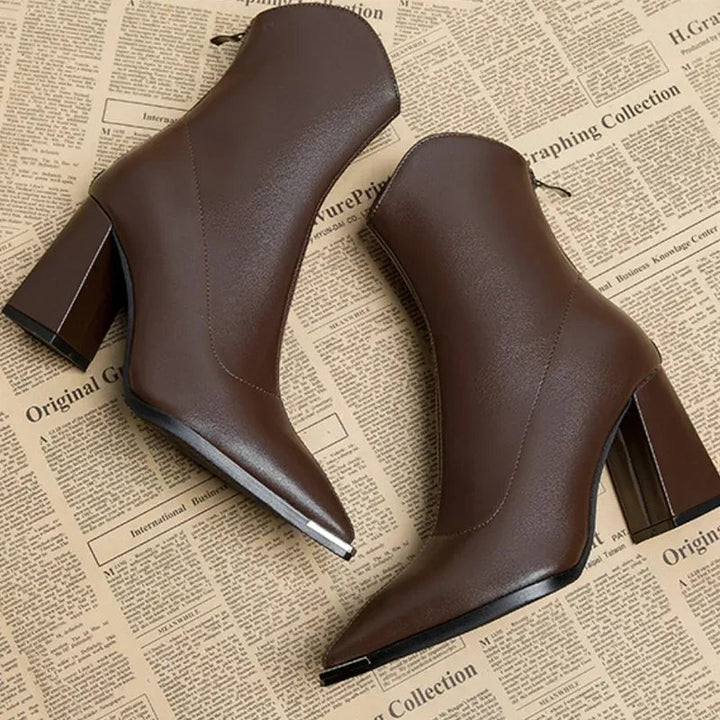 Warme winterse enkellaarzen voor dames, met orthopedische zolen, fleecevoering en stijlvolle westerse look.