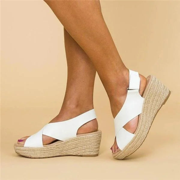 Elegante beige dames espadrilles Clara met orthopedische sleehak, perfect voor zomerse casual stijl.