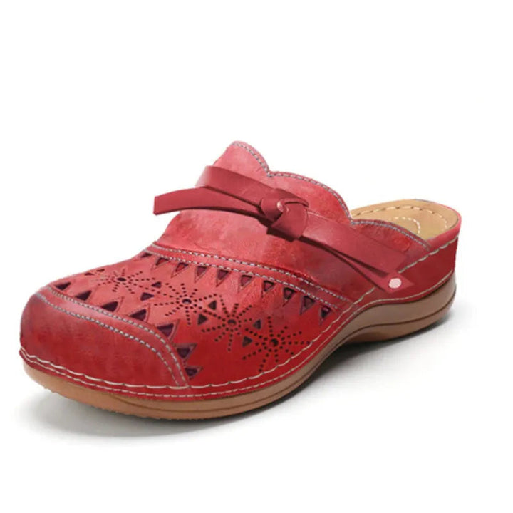 Witte geperforeerde damesklompen/sandalen, bieden orthopedisch comfort en zijn ideaal voor lente en zomer.