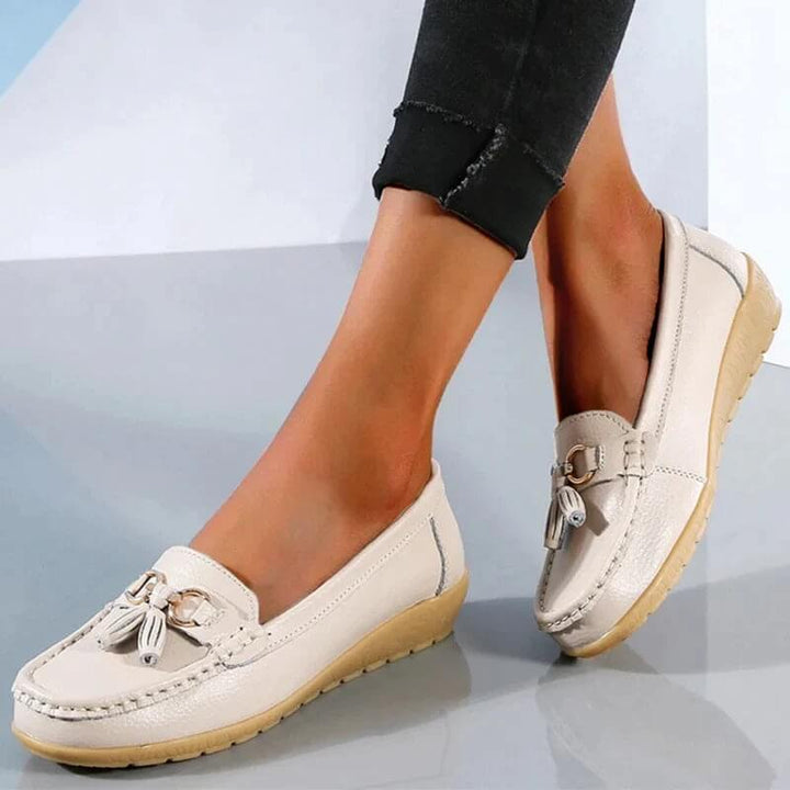 Twee paar Isabella orthopedische leren instappers. Dames loafers voor comfort en stijl in elke gelegenheid.