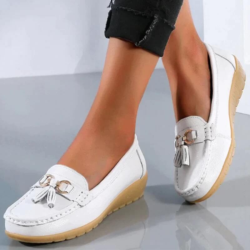 Bovenaanzicht van Isabella orthopedische dames instappers. Zwarte leren loafers met comfortabele pasvorm.