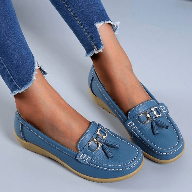 Zijkant van elegante orthopedische leren instappers. Dames loafers Isabella met optimale voetondersteuning.