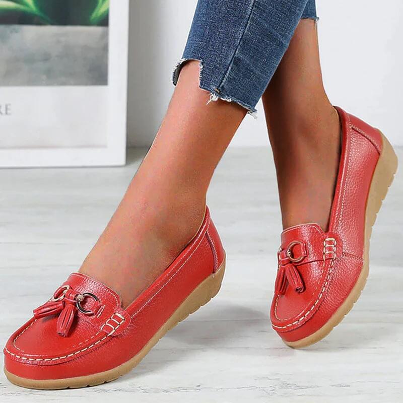 Model draagt stijlvolle orthopedische leren loafers Isabella. Comfortabele instappers voor de moderne vrouw.