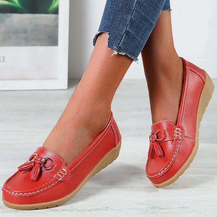 Model draagt stijlvolle orthopedische leren loafers Isabella. Comfortabele instappers voor de moderne vrouw.
