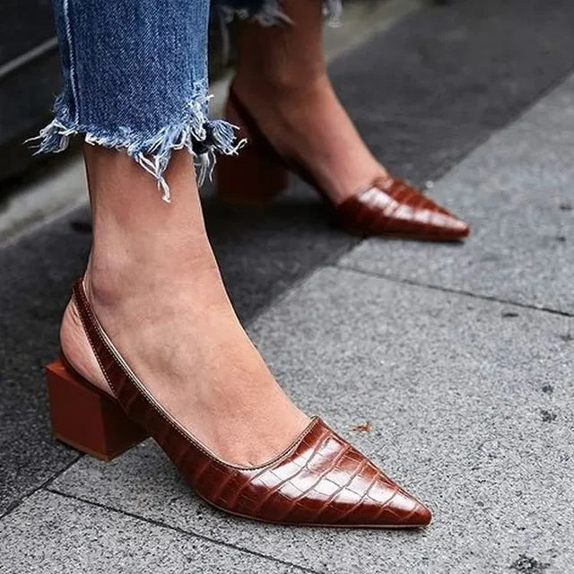 Elegante zwarte dames slingback pumps met orthopedisch comfort en chic croco-dessin. Middelhoge hak.