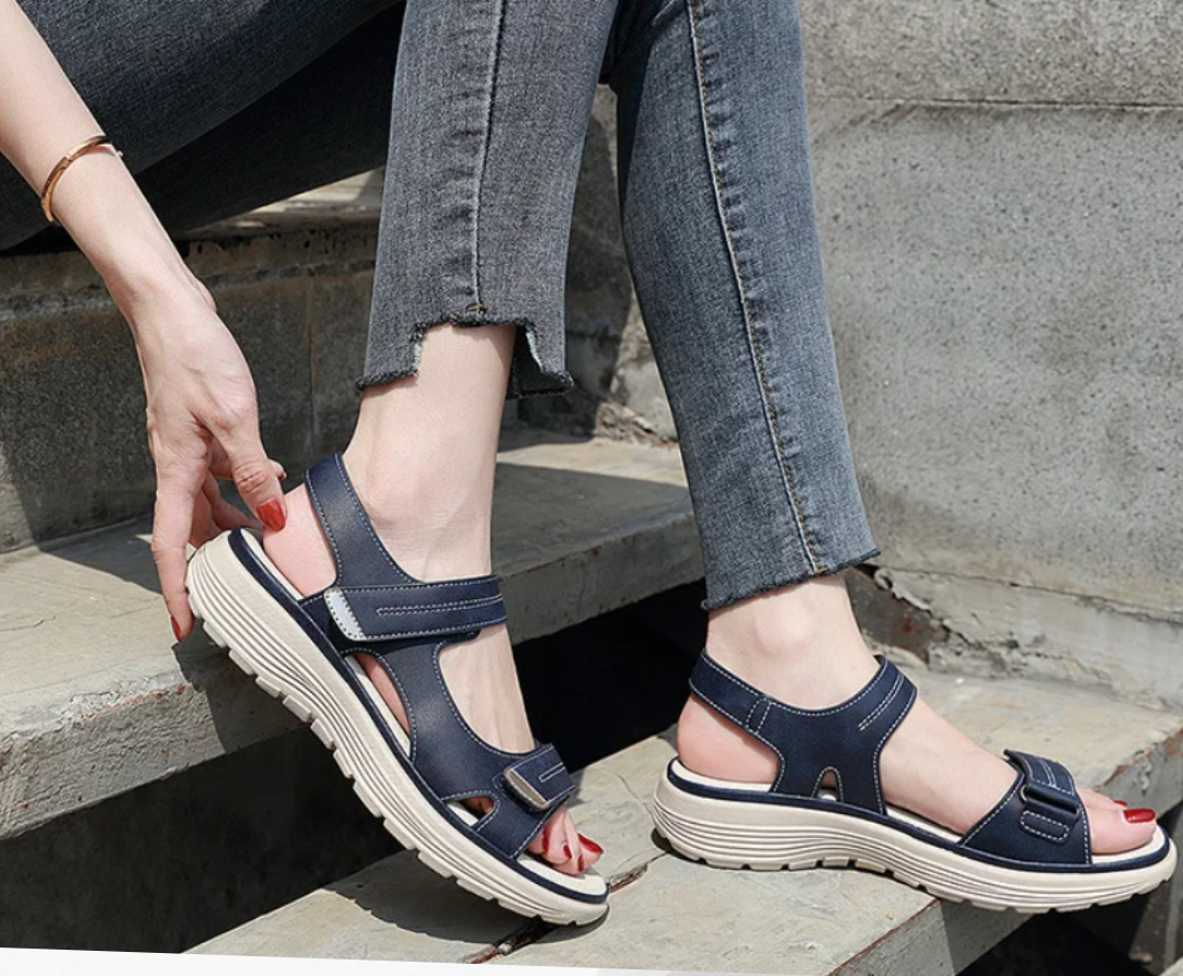 Grijze orthopedische slip-on sandalen voor dames, met hallux valgus correctie en pijnverlichting.