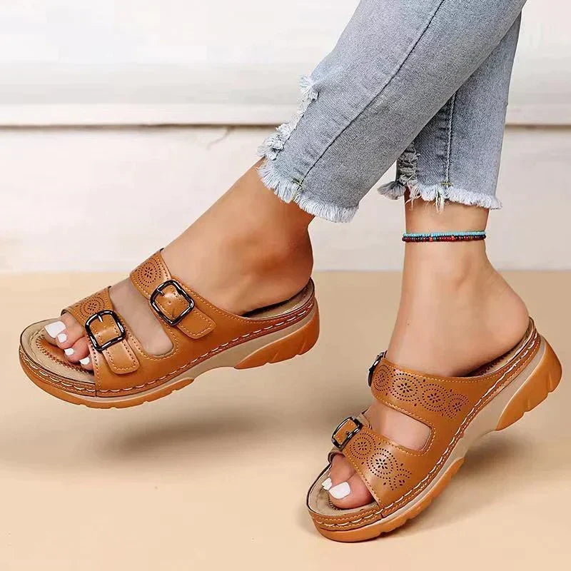 Dames orthopedische sandalen Elena met verstelbare banden en comfortabele sleehak voor dagelijks gemak.