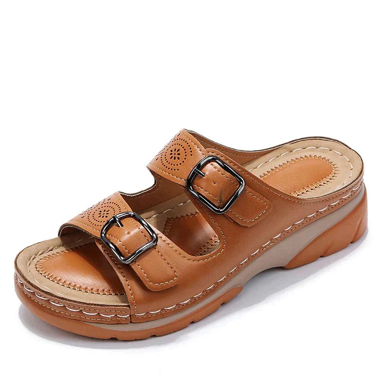 Stijlvolle dames zomersandalen met een comfortabele sleehak en verstelbare banden, trendy en praktisch.