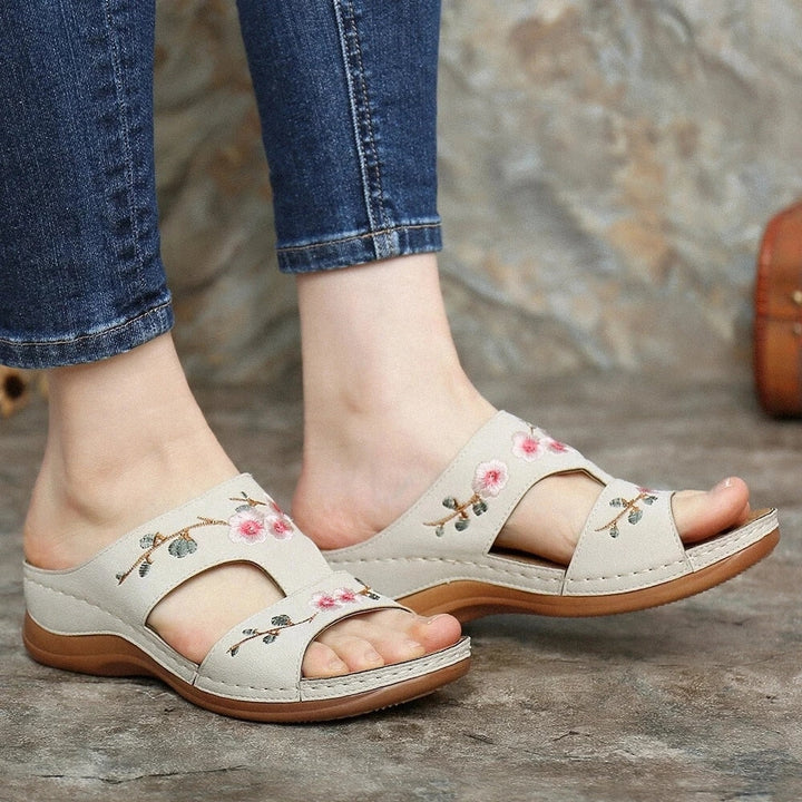 Elegante dames bloemensandalen, orthopedisch en bevorderlijk voor gezonde voeten.