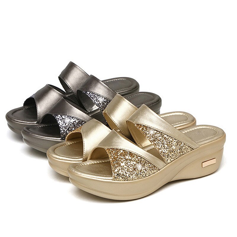 Vrouwen dragen ergonomische sandalen buiten, genietend van comfort en voetondersteuning tijdens zomeractiviteiten.