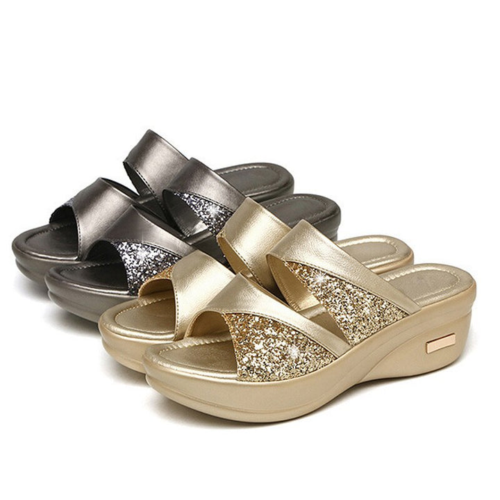 Vrouwen dragen ergonomische sandalen buiten, genietend van comfort en voetondersteuning tijdens zomeractiviteiten.