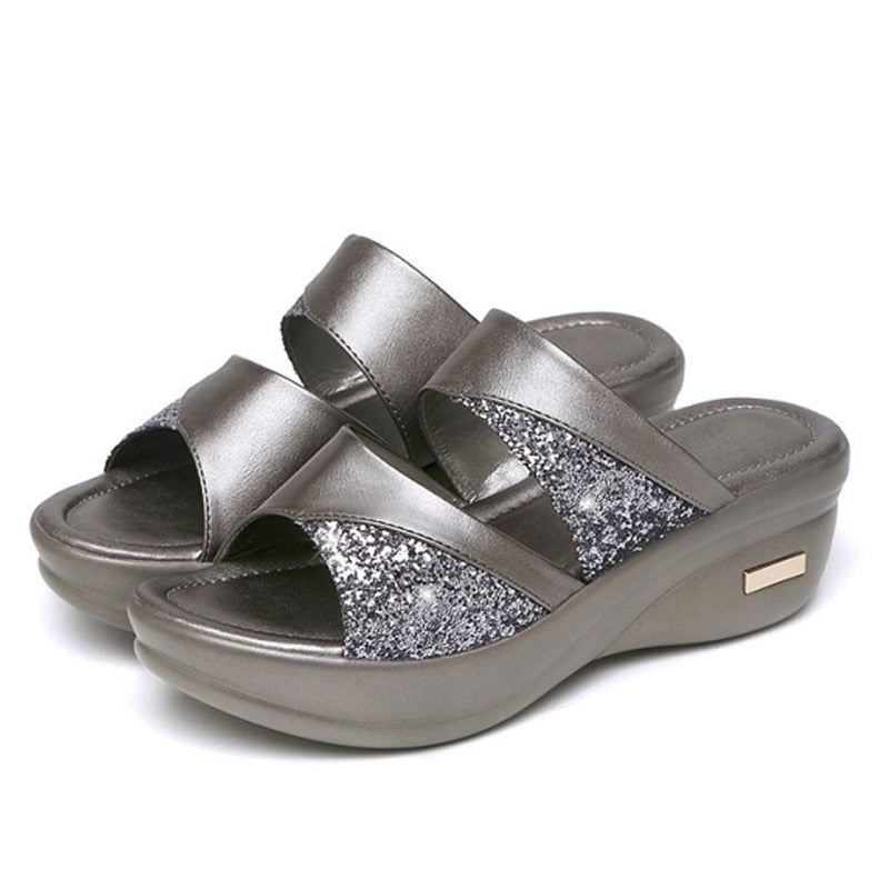 Detailfoto orthopedische dames sandalen, toont zachte zool en verstelbare band voor perfect comfort.