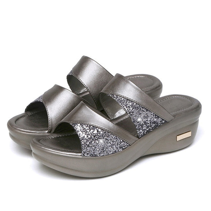 Detailfoto orthopedische dames sandalen, toont zachte zool en verstelbare band voor perfect comfort.