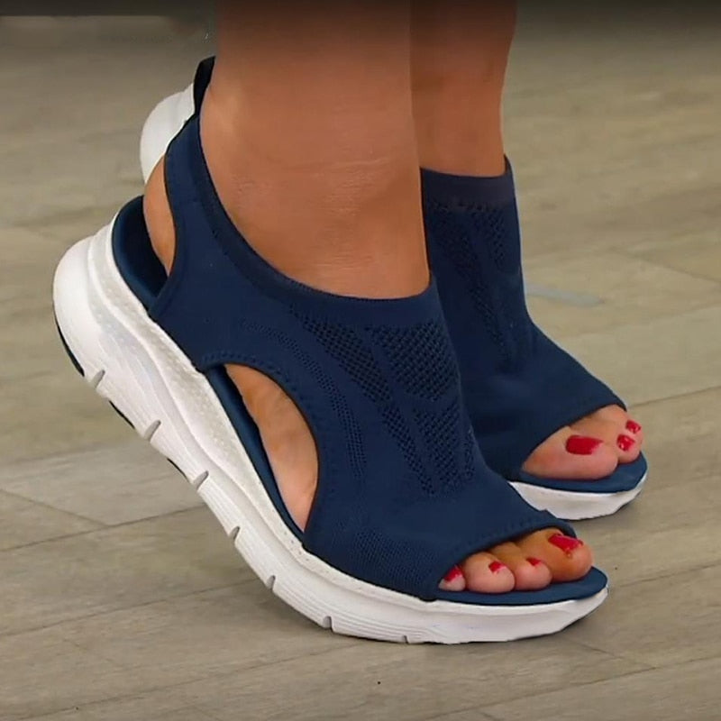 Comfortabele open dames orthopedische sandalen gedragen, perfect voor zomers en dagelijkse pijnverlichting.