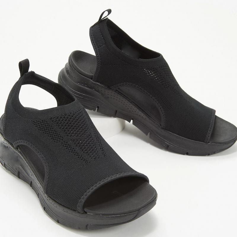 Twee paar orthopedische sandalen voor dames, bieden comfort en stijl voor optimale voetgezondheid.