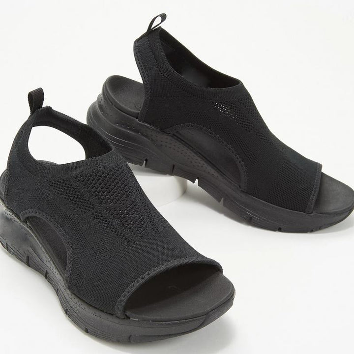 Twee paar orthopedische sandalen voor dames, bieden comfort en stijl voor optimale voetgezondheid.