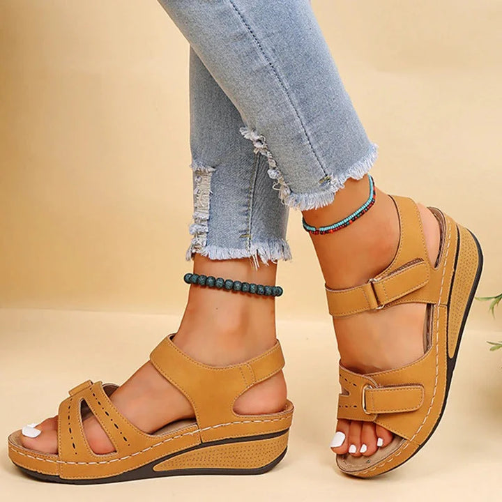 Verstelbare banden van dames orthopedische sandalen zorgen voor een perfecte pasvorm en minder voetpijn in de zomer.