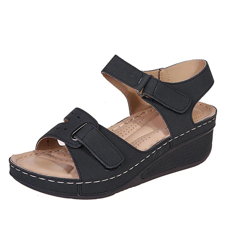 Een close-up van de ergonomische binnenzool van dames orthopedische sandalen voor maximale voetcomfort.