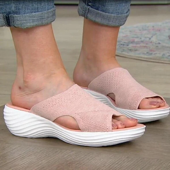 Zijaanzicht van een orthopedische comfort sandaal voor dames, met stevige zool en goede demping.