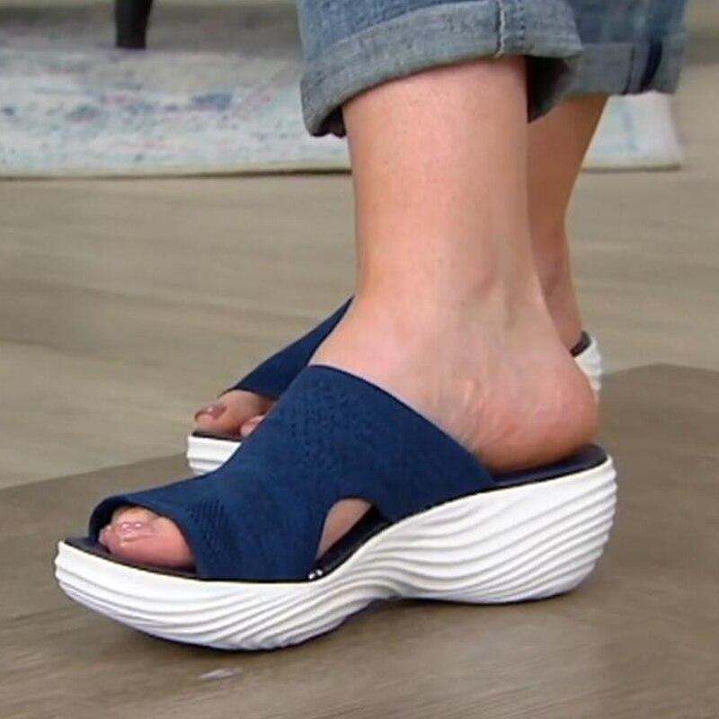 Close-up van het ademende materiaal van orthopedische dames sandalen, ondersteunend en comfortabel.