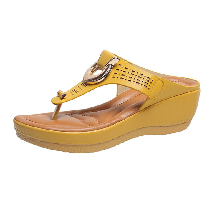Veelzijdige orthopedische dames sandalen. Comfortabele zomerschoenen of slippers met voetsteun en houdingscorrectie.