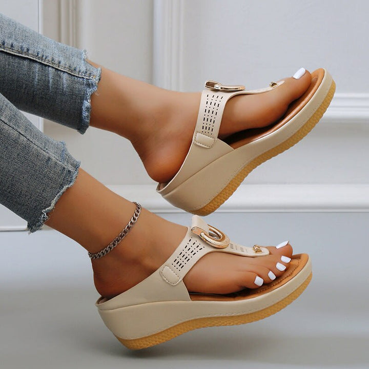 Dames sandalen met orthopedische voetsteun en voorgevormd voetbed. Comfortabele zomerschoenen voor lange dagen.