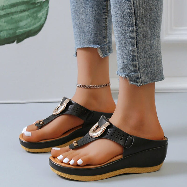 Vrouw draagt lichtgewicht orthopedische sandalen. Ideale comfortschoenen dames voor actieve zomerwandelingen.