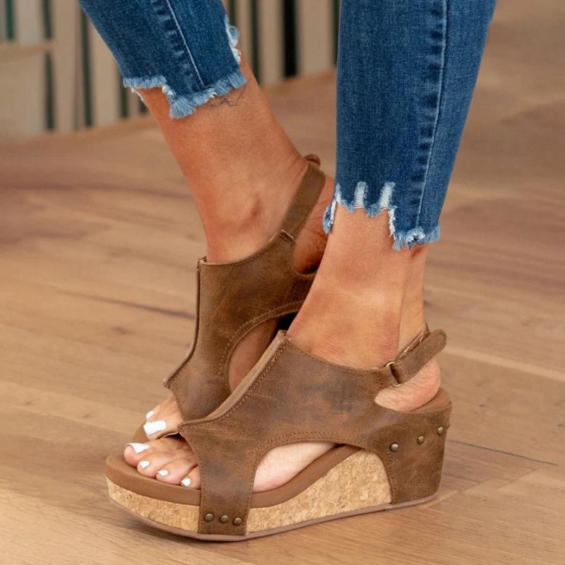 Model draagt comfortabele zwarte orthopedische dames sandalen, perfect voor een casual zomerse look.