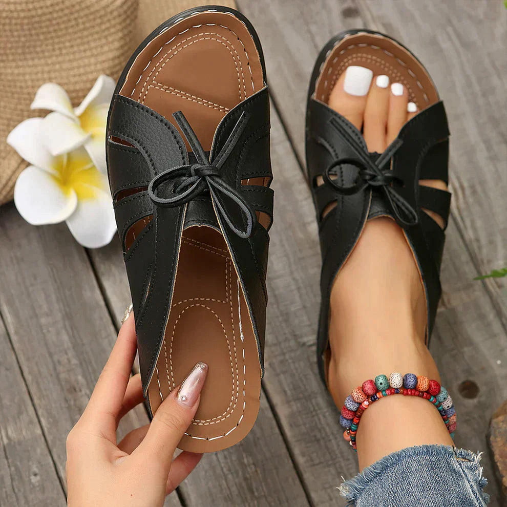 Elegante Mirella sleehaksandalen voor dames. Bunion vriendelijk met gewelfde knoop detail.