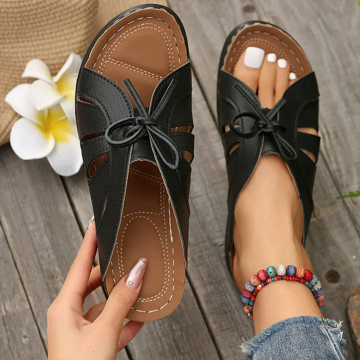 Elegante Mirella sleehaksandalen voor dames. Bunion vriendelijk met gewelfde knoop detail.