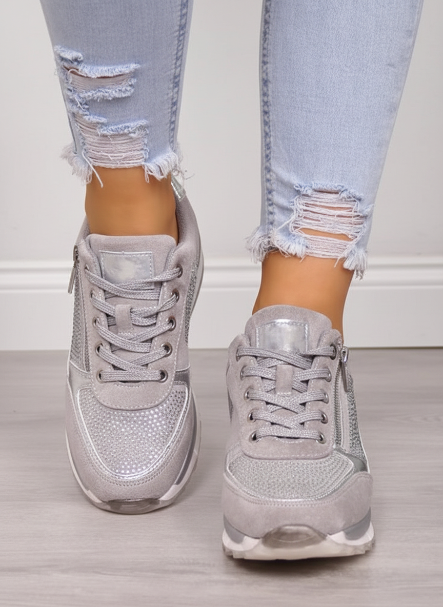 Grijze orthopedische dames sneakers, lichtgewicht en comfortabel voor dagelijkse wandelingen.