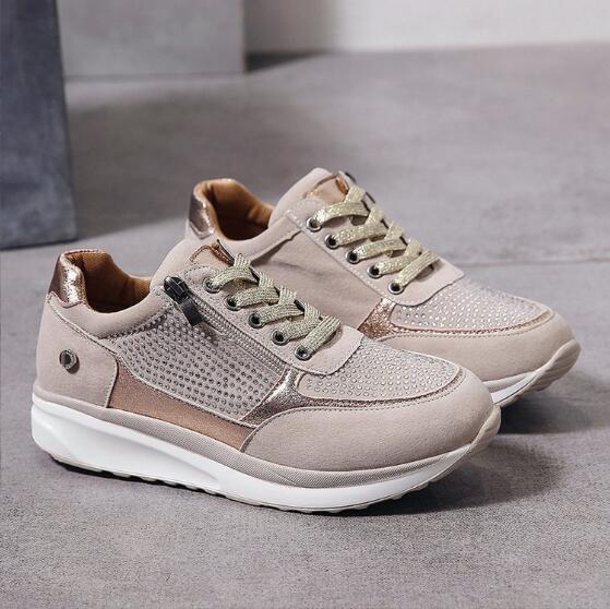 Beige orthopedische wandelsneakers voor dames, lichtgewicht en ondersteunend design.