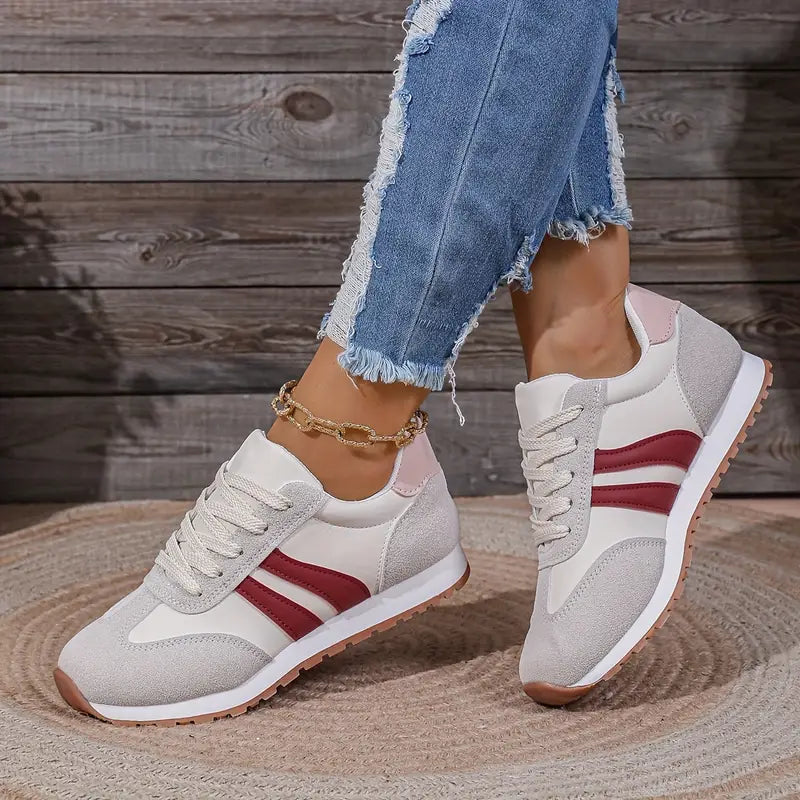 Grijze en marineblauwe dames orthopedische sneakers in retro stijl, bieden comfort en optimale voetboogondersteuning.