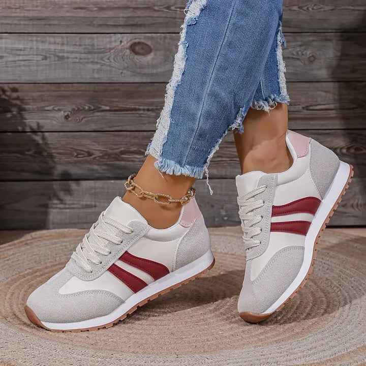 Grijze en marineblauwe dames orthopedische sneakers in retro stijl, bieden comfort en optimale voetboogondersteuning.