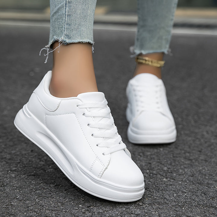 Bovenaf: De strakke, modieuze lijn van deze comfortabele orthopedische witte dames sneakers.