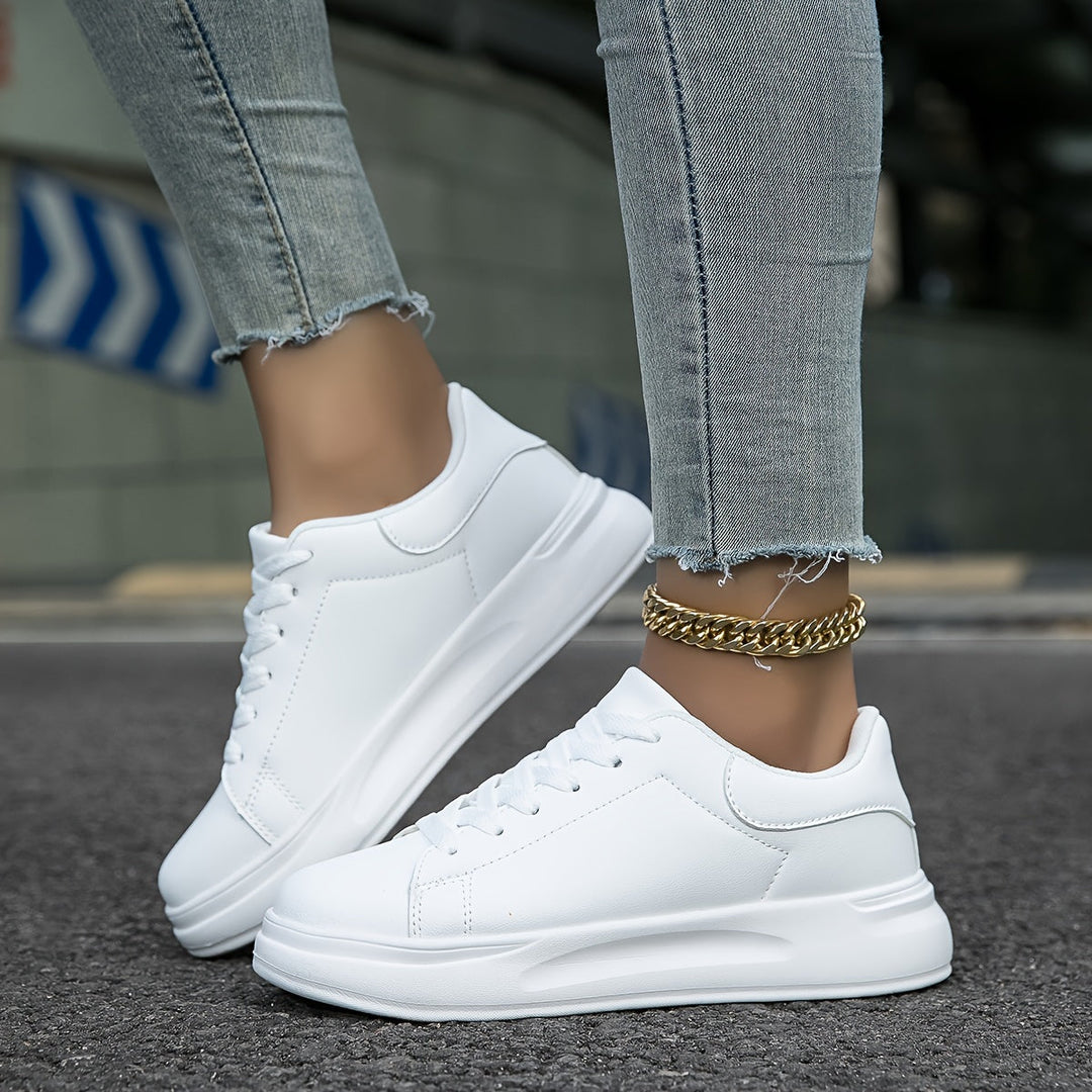 Model draagt: Elegante witte orthopedische dames sneakers, ideaal voor een comfortabele en actieve levensstijl.