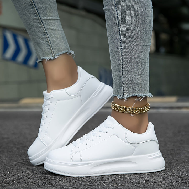 Model draagt: Elegante witte orthopedische dames sneakers, ideaal voor een comfortabele en actieve levensstijl.