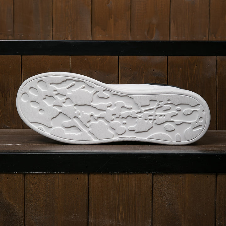 Duurzame witte dames sneakers, orthopedisch, met innovatieve voetondersteuning voor langdurig comfort.