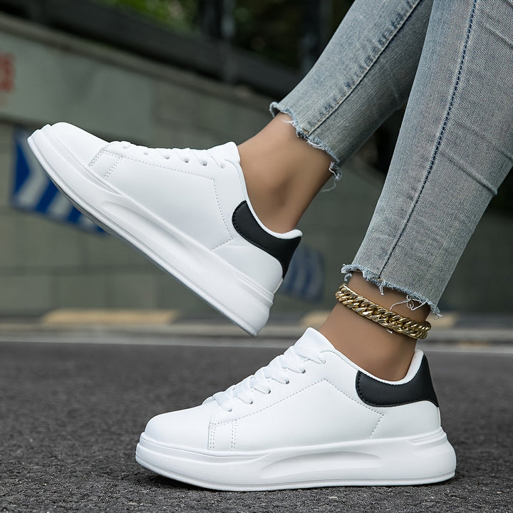 Witte orthopedische dames sneakers met geavanceerde voetondersteuning voor comfort en gezondheid.