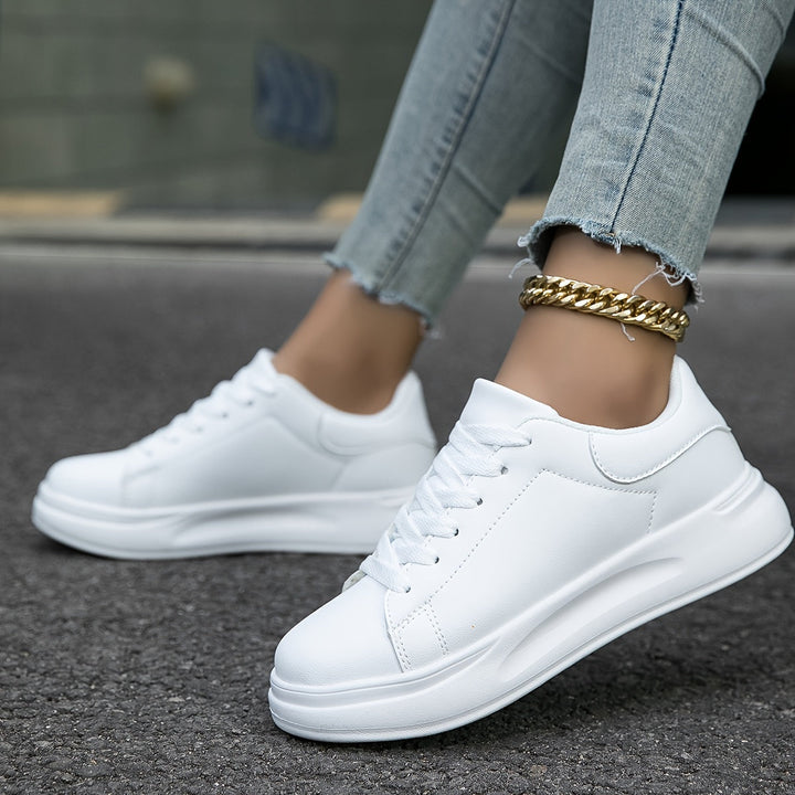 Stijlvolle witte dames sneakers, modieus en orthopedisch, perfect voor comfortabel dagelijks lopen.