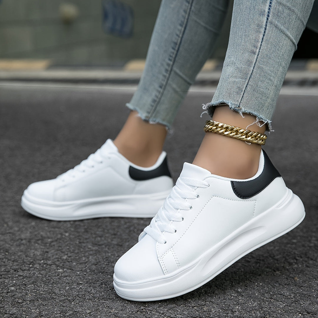 Comfortabele witte dames sneakers, orthopedisch ontworpen voor optimale voetondersteuning en loopcomfort.