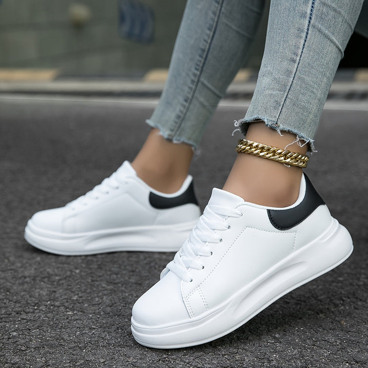 Comfortabele witte dames sneakers, orthopedisch ontworpen voor optimale voetondersteuning en loopcomfort.