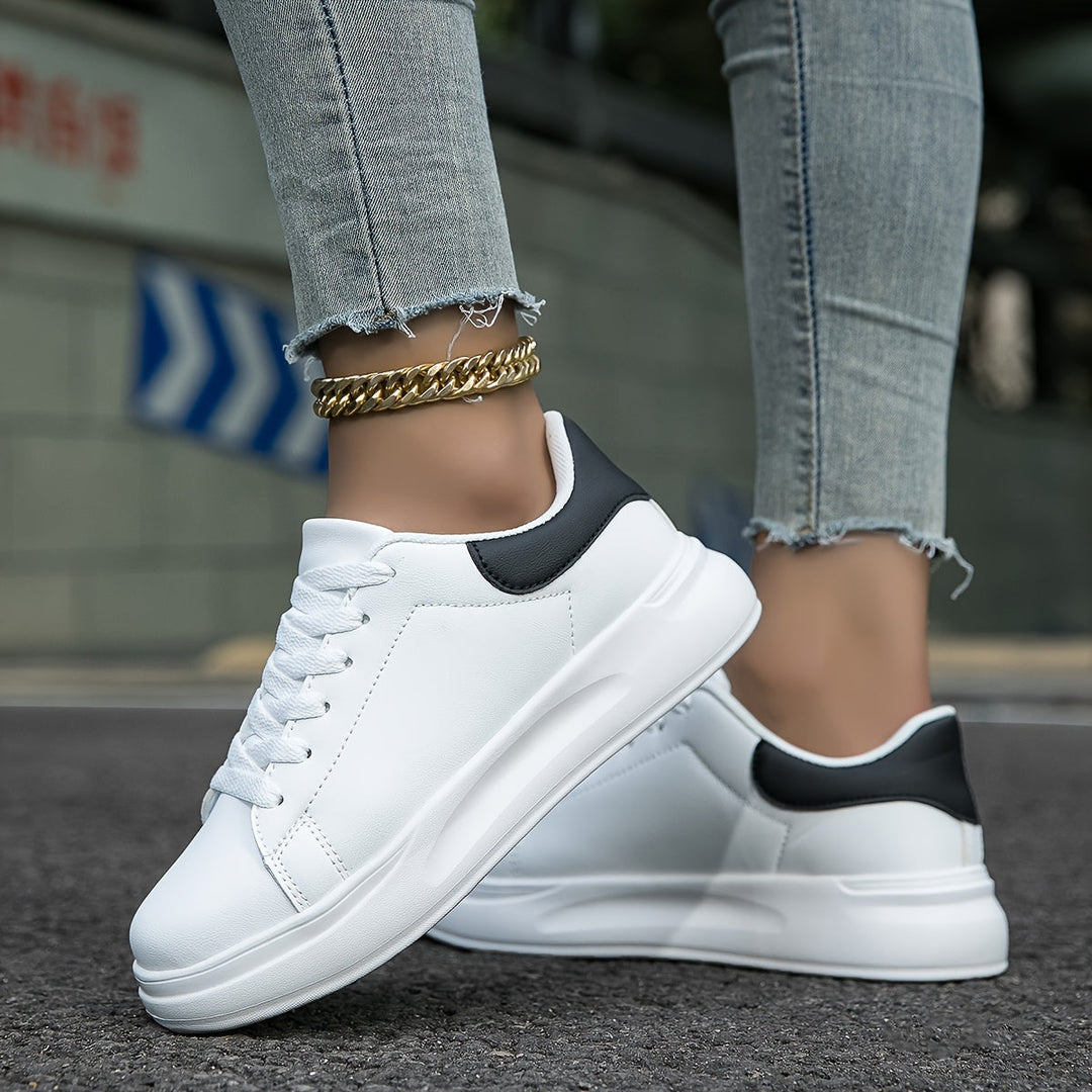 Moderne sportieve dames sneakers in wit, orthopedisch, garanderen comfort en stijl gedurende de hele dag.