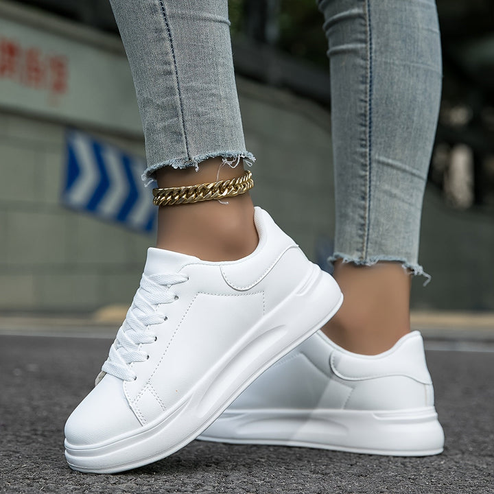 Sportieve witte dames sneakers, orthopedisch, combineren een trendy look met uitstekende voetondersteuning.